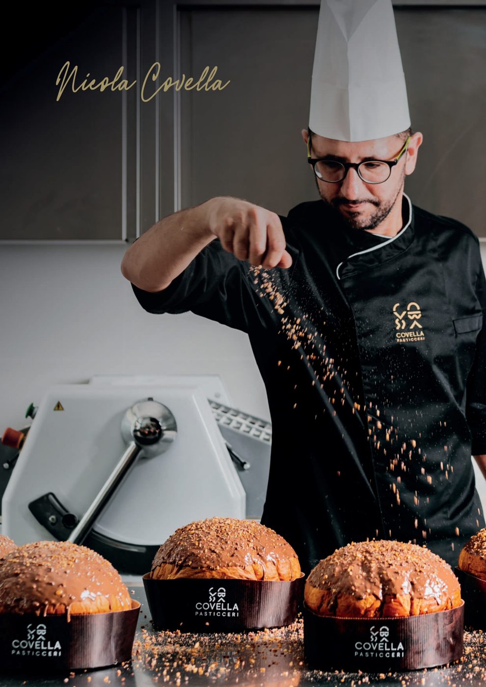 Il maestro pasticcere Nicola Covella al lavoro sui panettoni